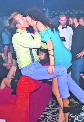 Mazăre a făcut show, cu o brunetă, în clubul Bellagio din Mamaia!